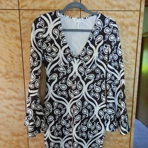 Small Venus black and white flare sleeve dress